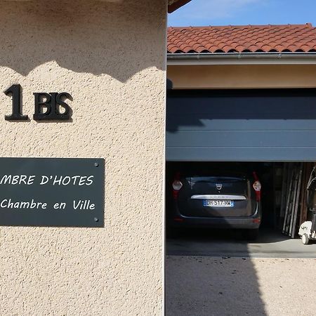 Une Chambre En Ville Savigneux  Eksteriør billede