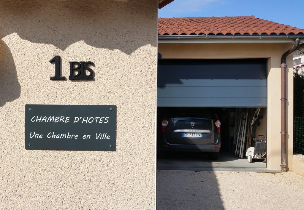 Une Chambre En Ville Savigneux  Eksteriør billede
